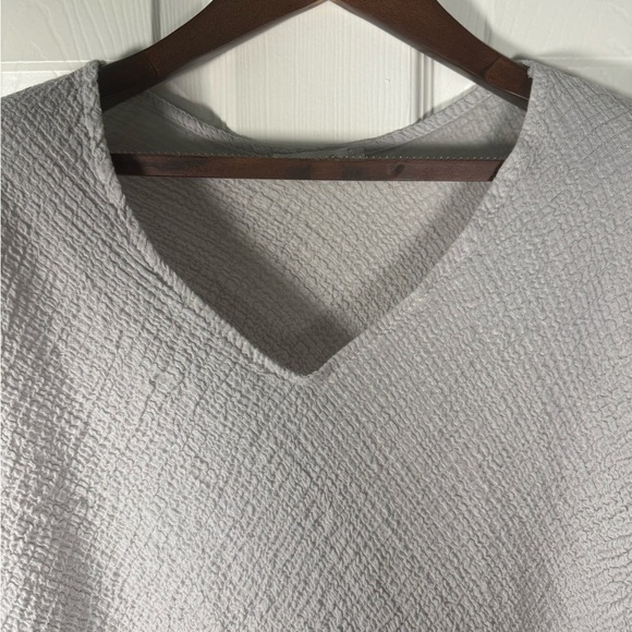 Cobblestone Living Crinkle Crepe Italian Knit Cape Style Blouse Grey Size Small - Picture 3 of 7